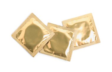 Beyaz arka planda prezervatif paketleri, üst görünümde. Güvenli seks.