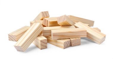 Beyaz arka planda tahta bloklar yığını. Jenga oyunu