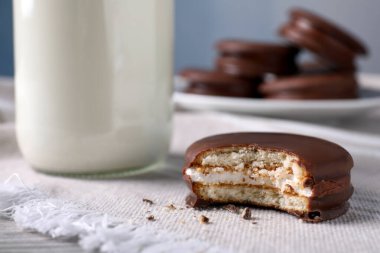 Lezzetli çikolatalı turta ve süt beyaz peçetede, yakın çekim manzarası