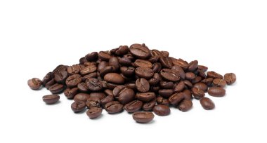 Beyaz arka planda kavrulmuş kahve çekirdekleri.