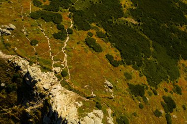 Güzel kayalık dağ manzarasının havadan görünüşü. Drone fotoğrafçılığı