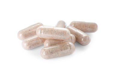 Beyaz arkaplanda birçok saydam jelatin kapsülü