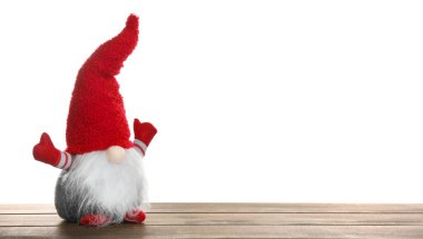 Beyaz arka plana karşı ahşap masadaki komik Noel cücesi. Metin için boşluk