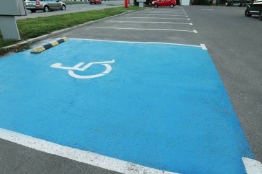 Dışarıda engelli sembolü olan bir otopark.