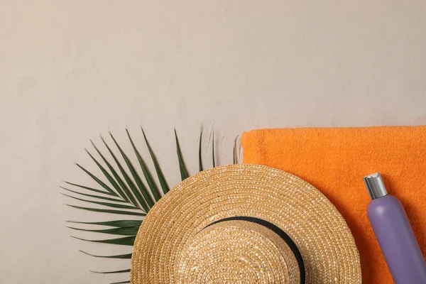 Пляжный Инструмент Шляпа Солнцезащитный Крем Пальмовый Лист Песке Плоская Лежала — стоковое фото
