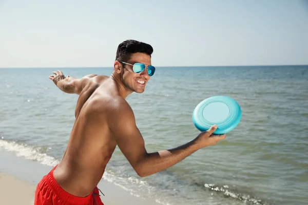 Homem Feliz Jogando Disco Voador Praia Dia Ensolarado — Fotografia de Stock
