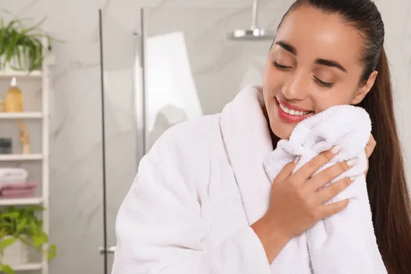 Piękna Młoda Kobieta Wycierająca Twarz Ręcznikiem Łazience Mycie Twarzy — Zdjęcie stockowe