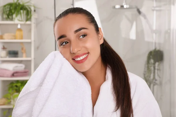 Hermosa Mujer Joven Limpiando Cara Con Toalla Baño Lavado Facial — Foto de Stock