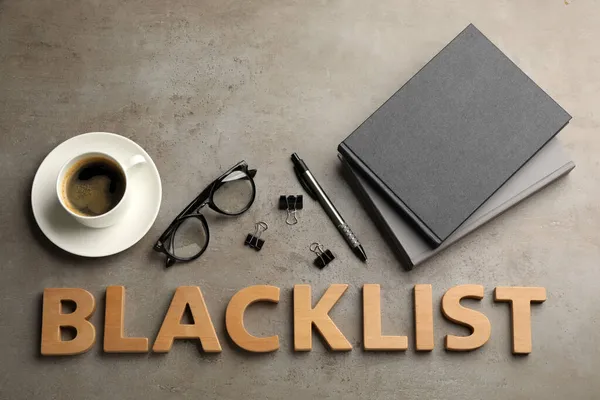 Woord Blacklist Van Houten Letters Kopje Met Koffie Kantoorbenodigdheden Grijze — Stockfoto