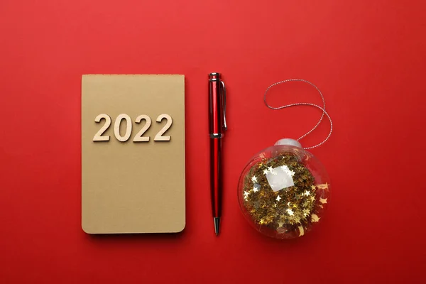 Stijlvolle Planner Pen Kerstbal Rode Achtergrond Vlak Gelegd Planning Voor — Stockfoto