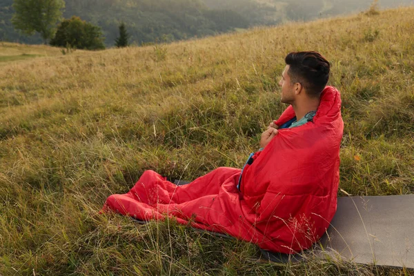 丘の上の寝袋で男 テキストのためのスペース — ストック写真