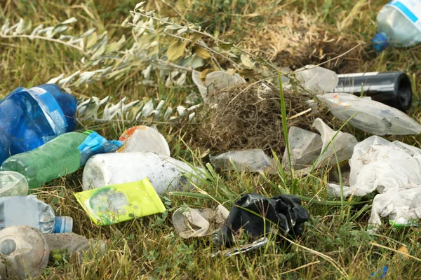 草の上に散らばっているゴミ 環境汚染問題 — ストック写真