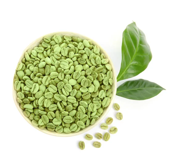 Schaal Met Groene Koffiebonen Verse Bladeren Witte Achtergrond Bovenaanzicht — Stockfoto