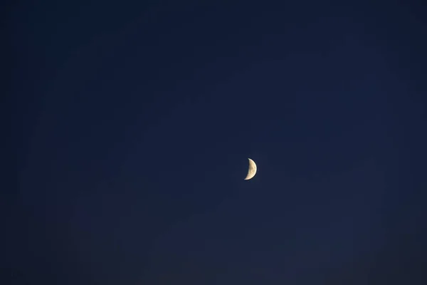 Prachtige Heldere Witte Halve Maan Donkerblauwe Lucht — Stockfoto