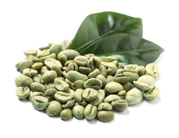 Stapel Groene Koffiebonen Bladeren Witte Achtergrond — Stockfoto