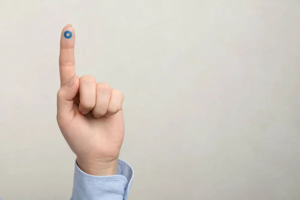 Mulher Mostrando Círculo Azul Desenhado Dedo Contra Fundo Cinza Claro — Fotografia de Stock