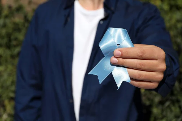 Homem Segurando Fita Azul Claro Livre Close Dia Mundial Diabetes — Fotografia de Stock