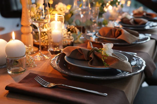 精致的餐桌布置 装饰精美的花卉 点着蜡烛 — 图库照片