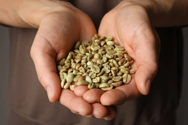 Vrouw Met Stapel Groene Koffiebonen Close — Stockfoto