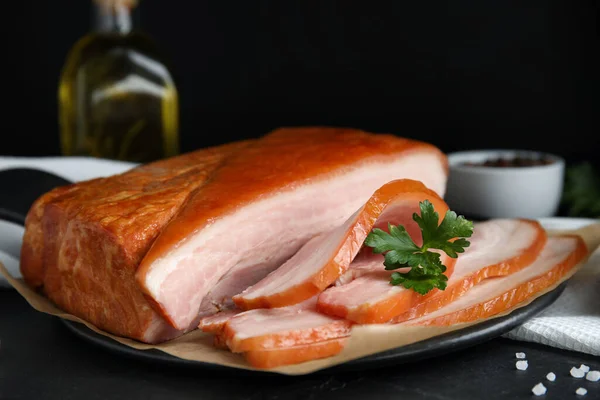 Délicieux Bacon Fumé Persil Sel Sur Table Noire Gros Plan — Photo
