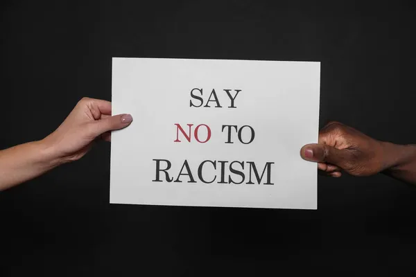 Γυναίκα Και Αφροαμερικάνος Κρατώντας Πινακίδα Φράση Όχι Στο Ρατσισμό Μαύρο — Φωτογραφία Αρχείου