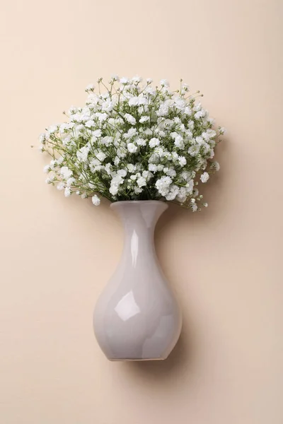Buquê Gypsophila Branco Vaso Cerâmica Fundo Bege Vista Superior — Fotografia de Stock