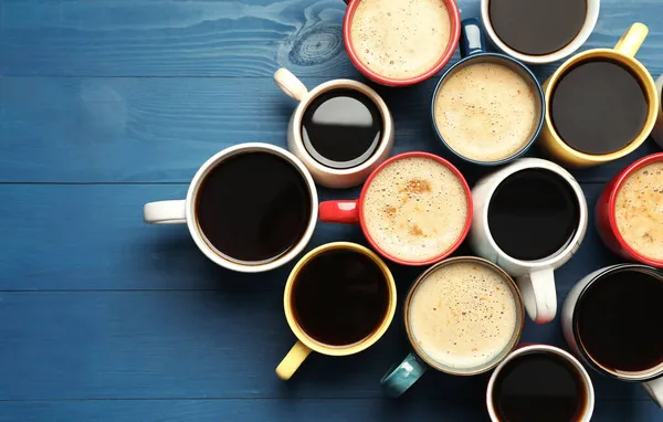 Sok Csésze Különböző Kávé Italok Kék Asztal Lapos Feküdt Szöveg — Stock Fotó