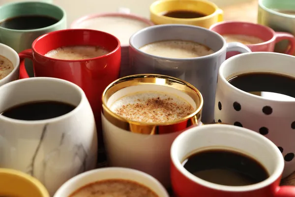 Viele Tassen Mit Verschiedenen Kaffees Auf Dem Tisch Nahaufnahme — Stockfoto