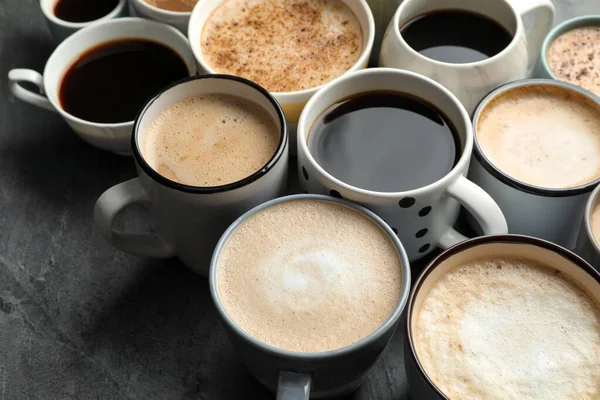 Viele Tassen Mit Verschiedenen Kaffees Auf Schiefertisch — Stockfoto