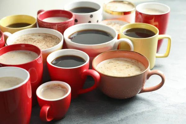 Viele Tassen Verschiedener Kaffees Auf Grauem Tisch — Stockfoto