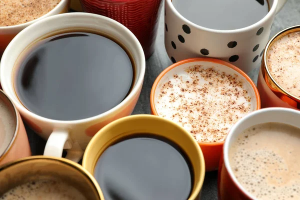 Sok Csésze Különböző Kávé Asztalon Közelkép — Stock Fotó