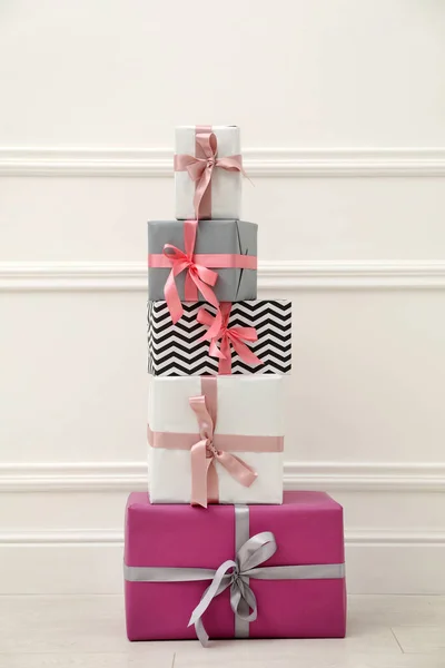 Many Gift Boxes Colorful Bows White Wall — Stock Photo, Image