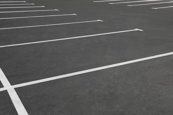 Парковка Белой Маркировкой Открытом Воздухе — стоковое фото