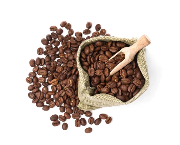 Sack Und Geröstete Kaffeebohnen Auf Weißem Hintergrund Draufsicht — Stockfoto