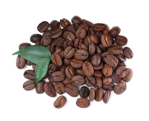 Stapel Van Gebrande Koffiebonen Met Verse Bladeren Witte Achtergrond Bovenaanzicht — Stockfoto