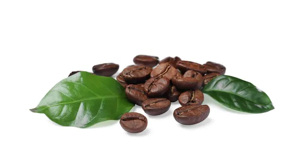 Rostade Kaffebönor Med Färska Blad Vit Bakgrund — Stockfoto