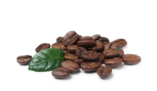 Beyaz Arka Planda Taze Yaprak Ile Kavrulmuş Kahve Çekirdekleri Yığını — Stok fotoğraf