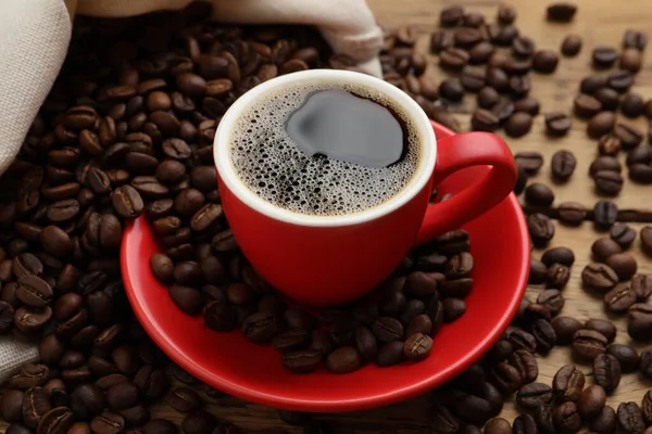 Tasse Aromatischer Heißer Kaffee Und Bohnen Auf Holztisch — Stockfoto