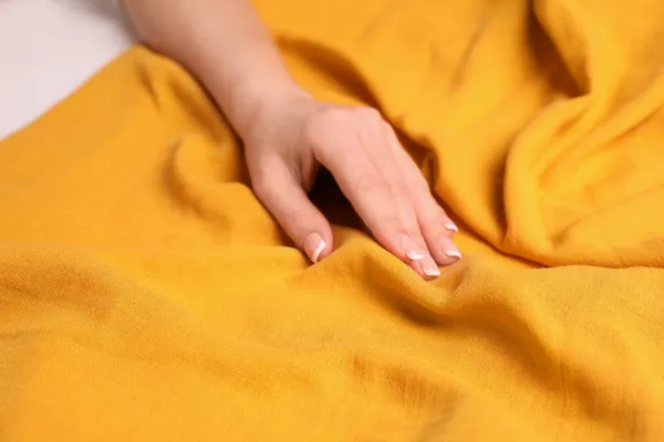Mujer Tocando Suave Tela Amarilla Vista Cerca — Foto de Stock
