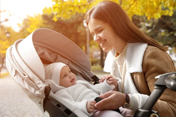Lycklig Mor Med Sin Lilla Dotter Barnvagn Utomhus Höstdagen — Stockfoto
