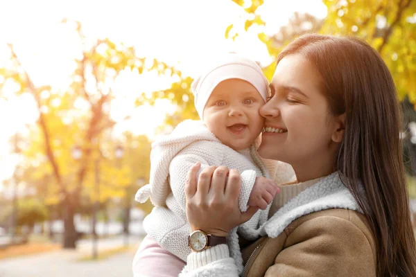 Mãe Feliz Com Sua Filha Bebê Parque Dia Outono Espaço — Fotografia de Stock