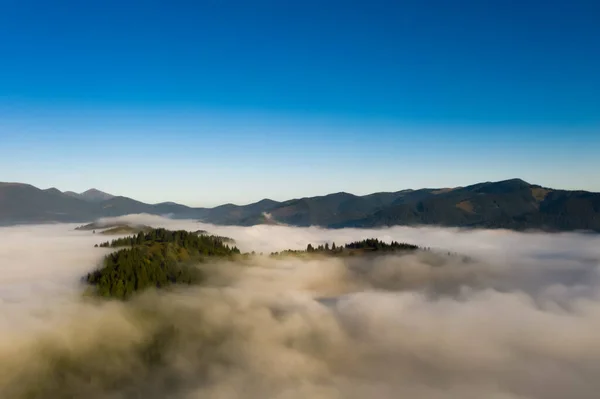 Bellissimo Paesaggio Con Fitta Nebbia Foresta Montagna Drone Fotografia — Foto Stock