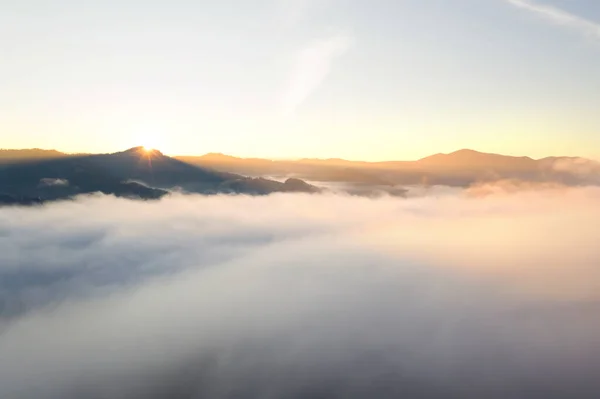 Vista Aérea Hermosas Montañas Cubiertas Nubes Esponjosas Amanecer Fotografía Drones —  Fotos de Stock