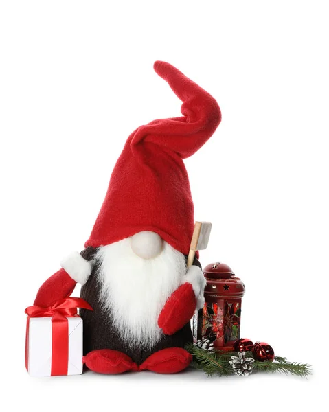 Lustiger Weihnachtszwerg Mit Geschenkbox Und Festlichem Dekor Auf Weißem Hintergrund — Stockfoto