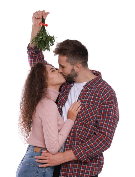 Couple Heureux Embrasser Sous Bouquet Gui Sur Fond Blanc — Photo