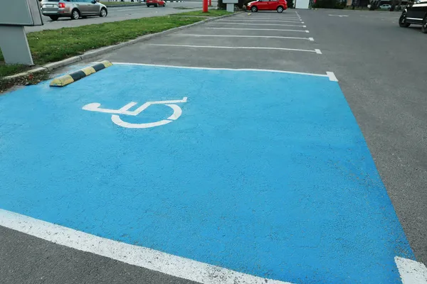 Estacionamiento Coches Con Símbolo Para Discapacitados Aire Libre —  Fotos de Stock