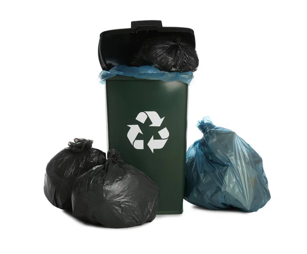 Dunkelgrüne Recyclingtonne Überfüllt Mit Müllsäcken Auf Weißem Hintergrund — Stockfoto