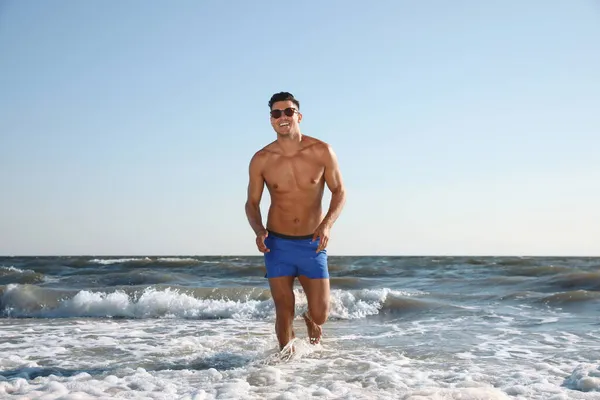Schöner Mann Mit Attraktivem Körper Läuft Strand — Stockfoto
