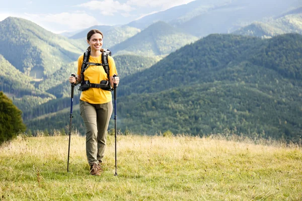 Femme Avec Sac Dos Bâtons Trekking Randonnée Montagne Espace Pour — Photo