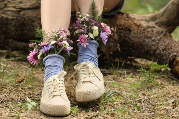 Mulher Sentada Log Com Flores Meias Livre Close — Fotografia de Stock